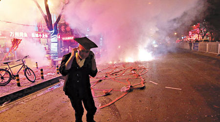 北京市民除夕晚按照傳統在街上燃放爆竹。（互聯網圖片）