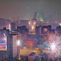 除夕晚北京多地都有人放煙花爆竹。（互聯網圖片）