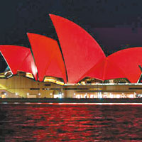 澳洲<br>悉尼歌劇院外牆亮起紅燈迎接馬年。（互聯網圖片）