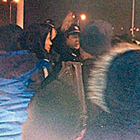 警察到現場與堵路訪民對峙。（互聯網圖片）