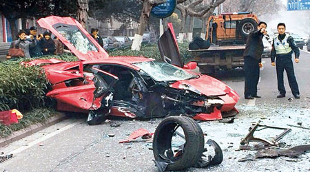 林寶堅尼車身嚴重損毀。（互聯網圖片）