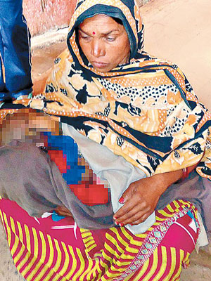 默瑟特的母親抱起被燒死的孫女。（互聯網圖片）