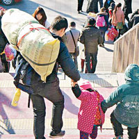 有民工大包小包攜幼返京。（互聯網圖片）