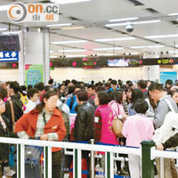 深圳灣口岸出境大堂往香港方向人頭湧湧。（張琦攝）
