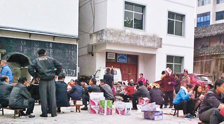 村民於政府大樓外的空地食麵等候官員交代事件。（互聯網圖片）