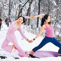 安徽<br>安徽省淮北市兩名女子，在相山公園的雪地上練習瑜伽。（互聯網圖片）