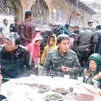 陝西<br>陝西延安市網傳照片中可見多名居民在風雪中飲宴。（互聯網圖片）