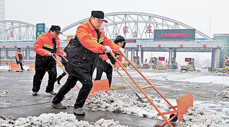 石家莊京港澳裕華高速工作人員正在清理積雪。（互聯網圖片）