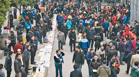 逾千名農民工湧到錦江區人力資源市場找工作。（互聯網圖片）