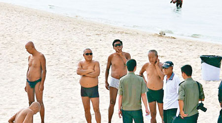 海南三亞市執法人員近日加強巡邏，呼籲泳客穿上泳褲、泳衣。（互聯網圖片）