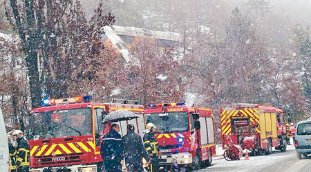 火車脫軌後跌在山坡上，當局派出多輛消防車往救援。（互聯網圖片）