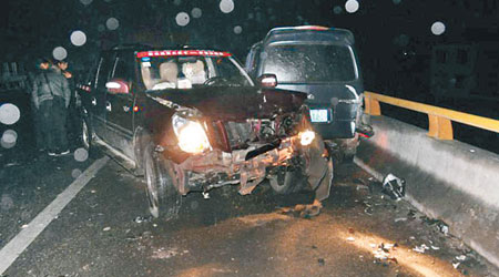 四十輛車連環追撞，部分車輛損毀嚴重。（互聯網圖片）