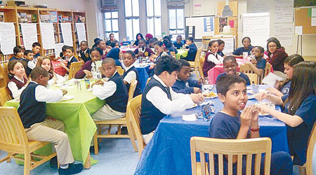 紐約有學校安排學生於早上九時許吃午餐。（互聯網圖片）