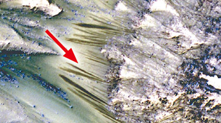 飛行器拍攝到隕石坑有形狀似手指的痕迹（箭嘴示）。（互聯網圖片）