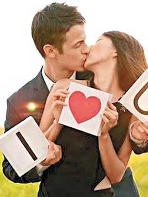 親吻及向對方說「我愛你」是維持美滿婚姻的秘訣。（互聯網圖片）