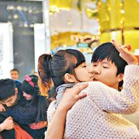 瀋陽一商場昨舉行接吻大賽，吸引逾百對情侶參與。（中新社圖片）
