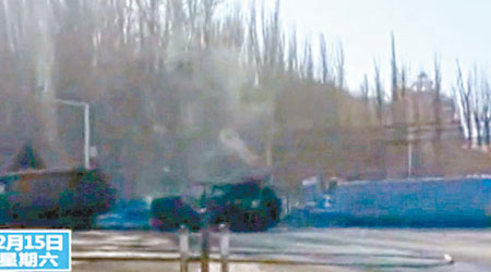 新疆恐襲事件，公安巡邏車輛遇襲後起火冒煙。（中新社圖片）