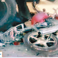 施襲者駕駛的電單車殘骸。（中新社圖片）