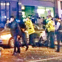 倫敦一輛汽車遭倒塌結構物壓中，女司機當場死亡。（互聯網圖片）