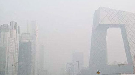 北京央視大樓（右）被霧霾籠罩。（互聯網圖片）