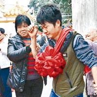 鄭雄坤回到闊別多年的家鄉，受到熱烈歡迎，感動落淚。（互聯網圖片）