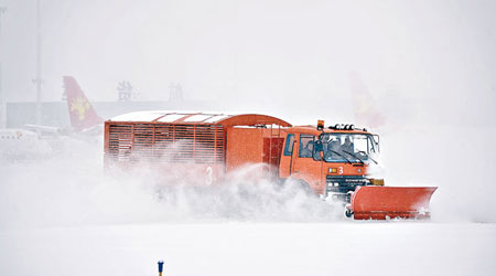 貴陽機場出動推雪機清除跑道積雪。（中新社圖片）
