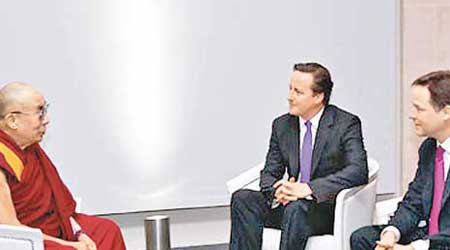 英國首相卡梅倫（中）及副首相克萊格（右），前年在倫敦會晤達賴。