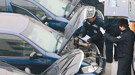 警員檢查服務兩會的車輛，嚴防恐襲發生。（互聯網圖片）