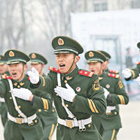 北京武警加緊訓練，確保兩會安全召開。（互聯網圖片）