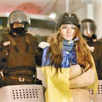 潘基夫挺身充當示威者與防暴警察之間的人盾。（互聯網圖片）