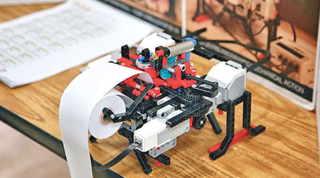 班納吉用LEGO造出凸字打印機。（互聯網圖片）