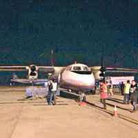 前晚故障嚇煞全機人<br>客機降落後，地面工作人員即上前視察。（互聯網圖片）