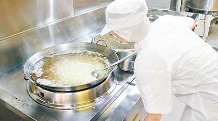鼎王開放烏日的中央廚房，公開湯底製作過程。（中央社圖片）