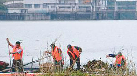 工作人員於江中投放吸油物料。（互聯網圖片）