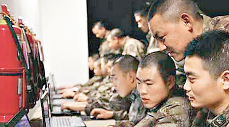 龍宮內，解放軍士兵進行網絡訓練。（互聯網圖片）