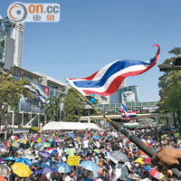 封鎖曼谷行動開始當天，Central World商場外被示威者逼爆。（資料圖片）