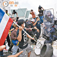 曼谷示威者過去多月經常與警察對峙。（資料圖片）
