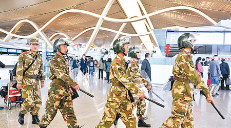 昆明長水國際機場在恐襲後提升安檢級別，確保旅客安全。（中新社圖片）
