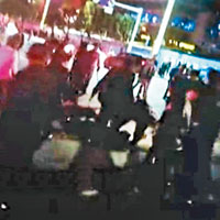 網傳警員拘捕女暴徒的片段。（互聯網圖片）