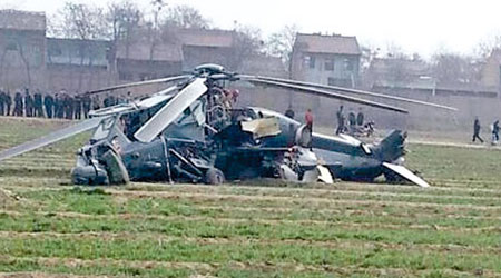 墜落農田的武裝直升機殘骸。（互聯網圖片）