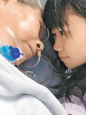 嘉嘉（右）每日到醫院陪伴病危的養母。（互聯網圖片）