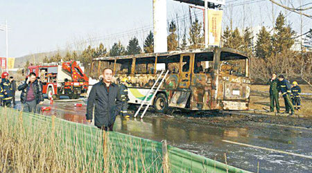 吉林市巴士起火，事後只燒剩車架。（中新社圖片）