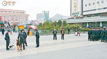深圳羅湖口岸外有大批警員巡邏。（黃少君攝）