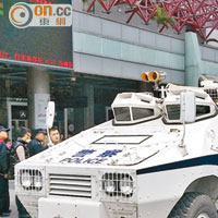 深圳<br>警方於羅湖口岸外派駐裝甲車。（黃少君攝）