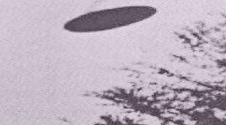 沃森指這張疑似UFO的照片，只是一頂被拋起的帽。（互聯網圖片）