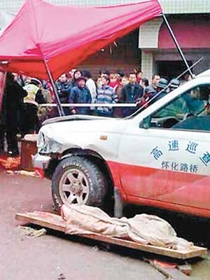 肇事車輛撞毀農貿市場內多個攤檔。（互聯網圖片）