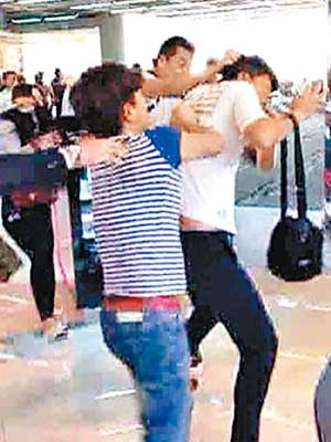 早前兩名中國遊客因瑣事在曼谷機場大打出手。（互聯網圖片）