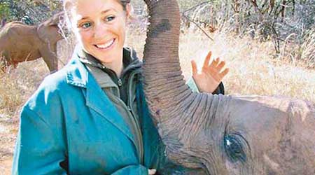 默頓到贊比亞拯救小象孤兒。（互聯網圖片）