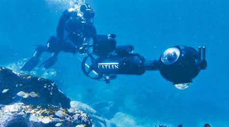 蛙人用水底推進器拍攝海底奇觀。（互聯網圖片）