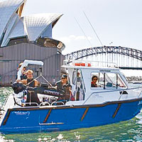 船上的工作人員正準備於悉尼港下水拍攝。（互聯網圖片）